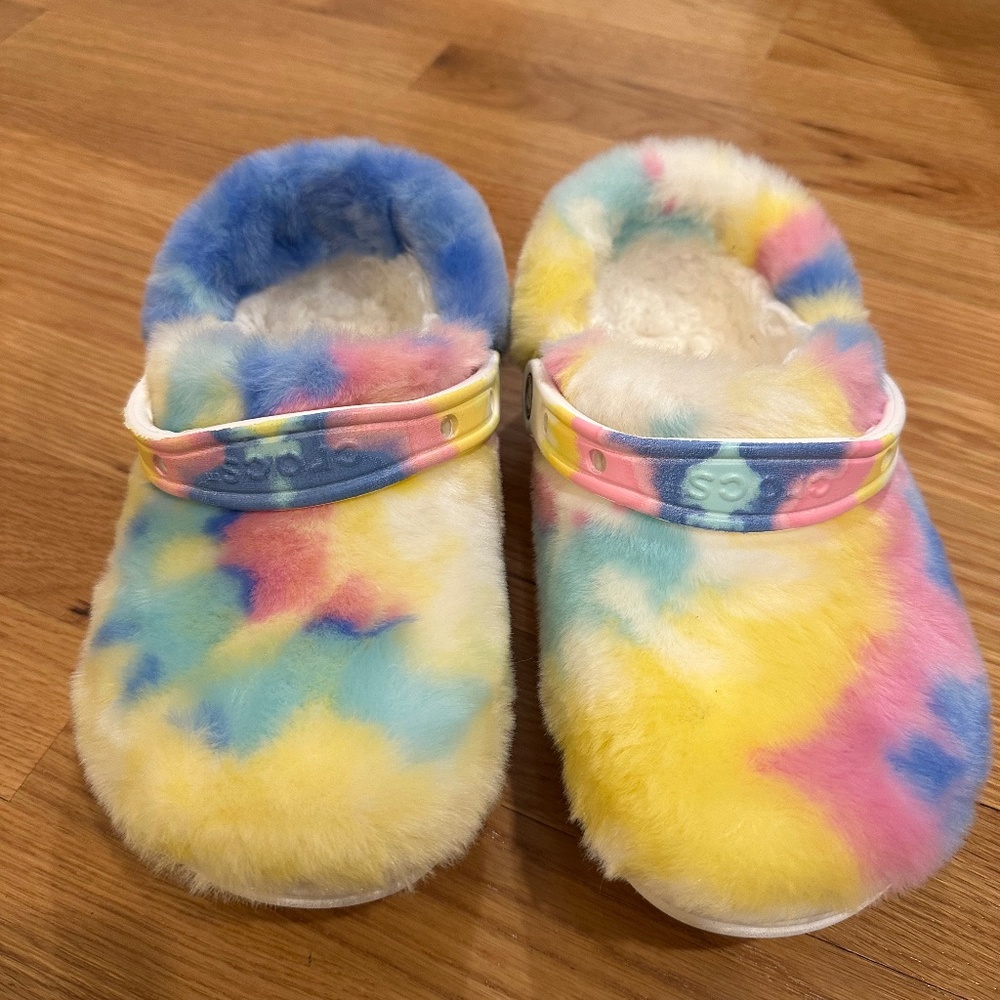 Rainbow faux fur crocs women’s 7